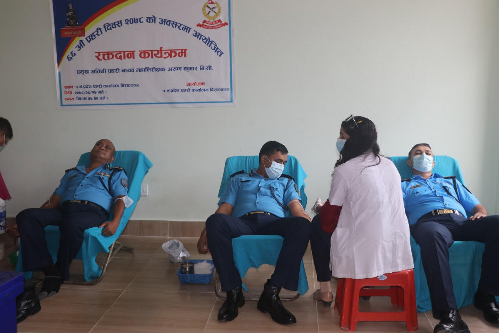 ६० जना प्रहरीद्वारा रक्तदान