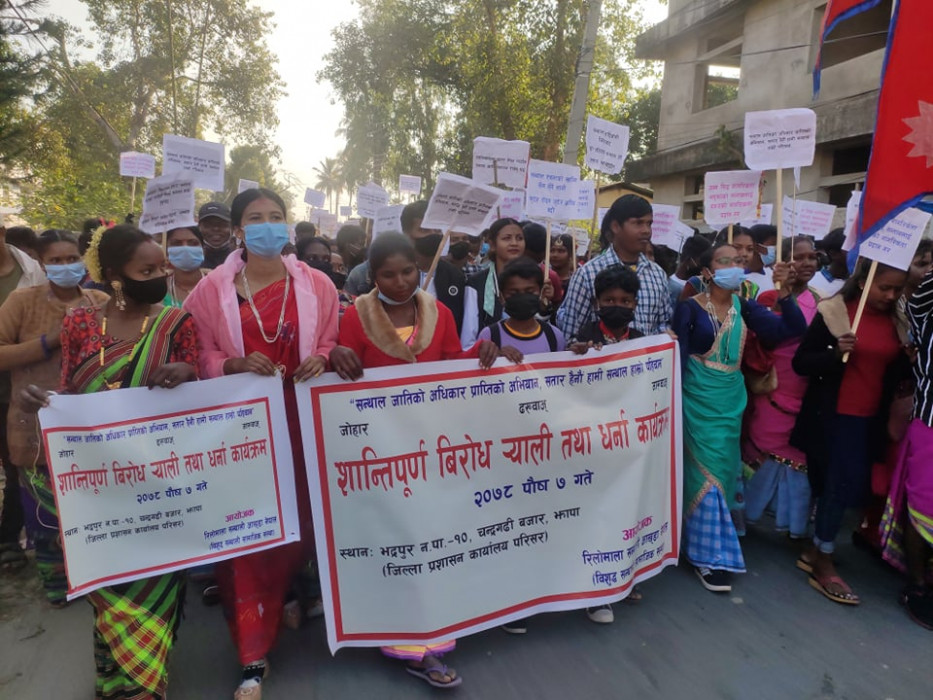 ‘सन्थाल’ शब्दको अपव्याख्या गरिएको भन्दै विरोध प्रदर्शन