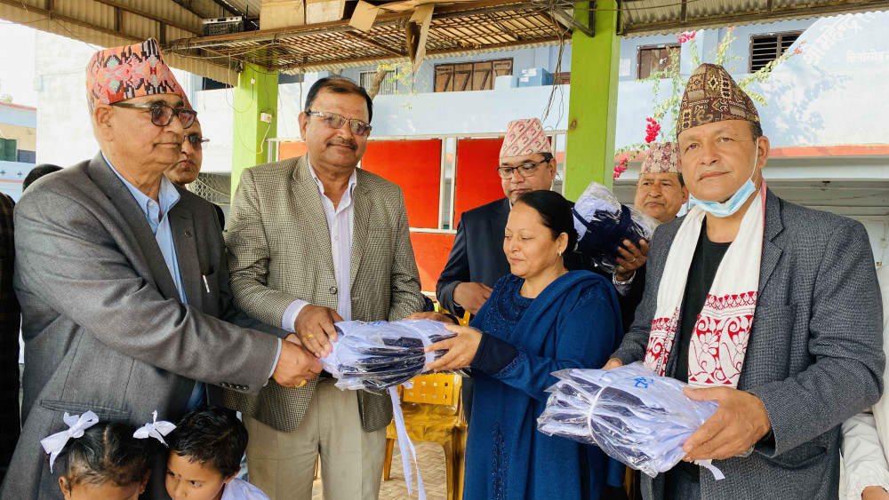 विपन्न विद्यार्थीलाई विर्तामोडले दियो पोशाक