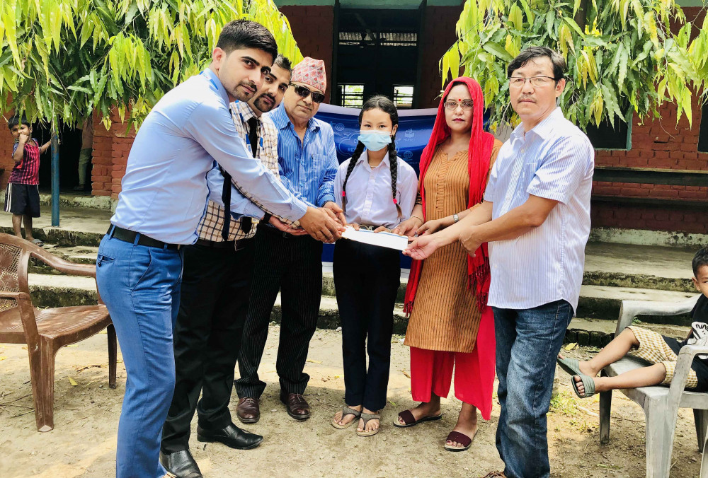 मेगा बैक काँकडभिट्टा शाखाले दियो विपन्न दुई छात्रालाई छात्रवृत्ति