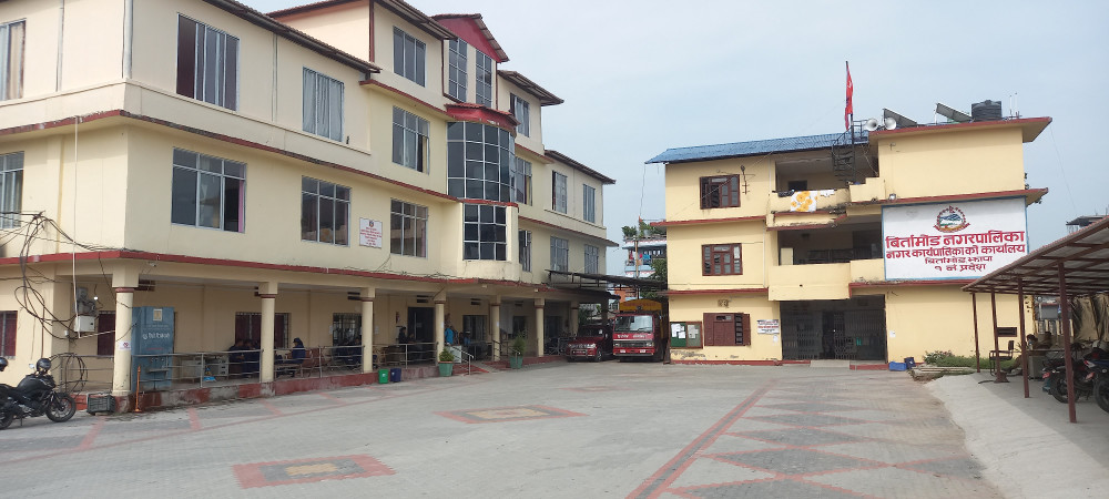 बिर्तामोडले बजार क्षेत्रको फुटपाथ खाली गराउने