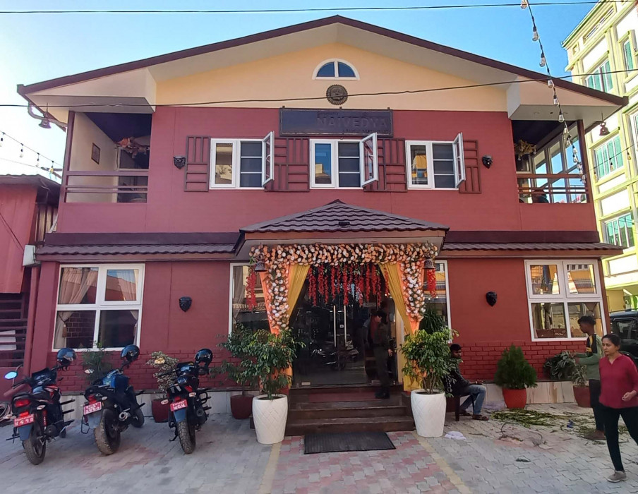 बिर्तामोडमा खुल्यो पारिवारिक रेष्टुरेण्ट ‘नैवेध्या’