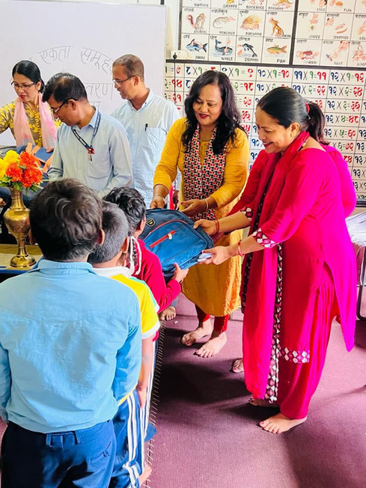 हिमाली माविका विद्यार्थीलाई ब्याग वितरण