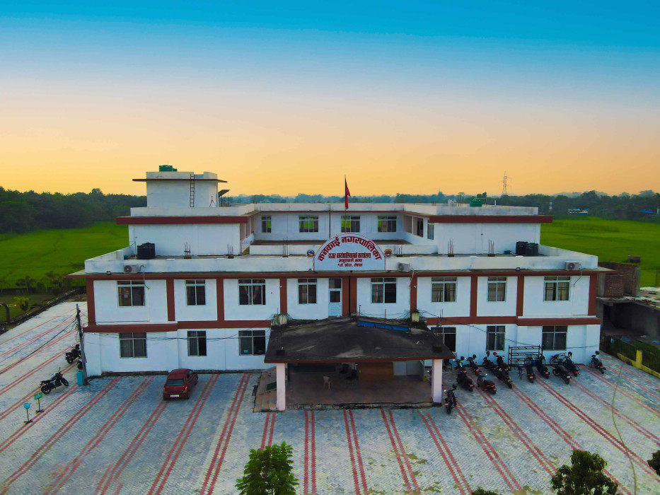 कनकाईमा अनुगमन आतंक, उपभोग्य अवधि बाँकी छँदै म्याद नाघेको भन्दै औषधीय वस्तु नष्ट गरेको आरोप