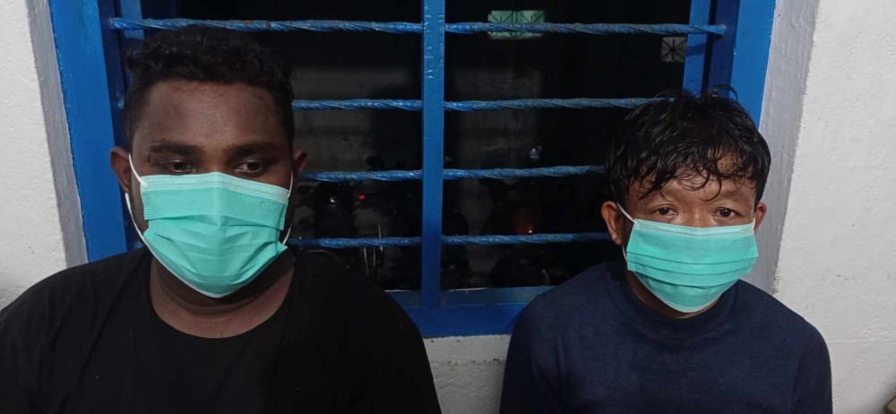 अवैध काठसहित दुई जना पक्राउ