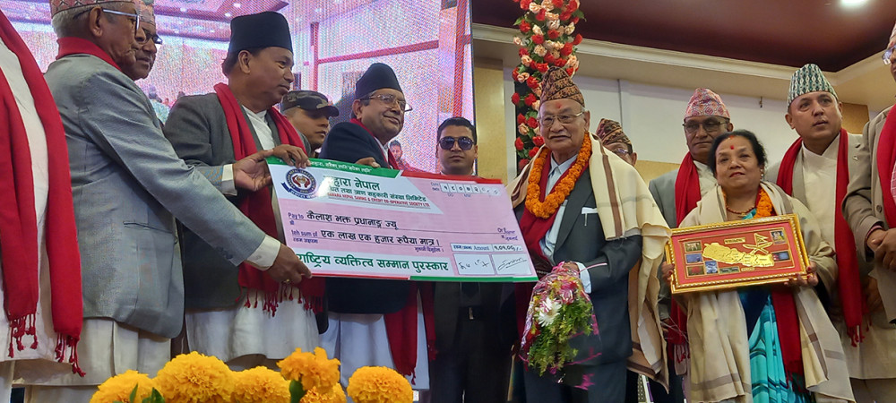 सहारा साकोसद्वारा नेफ्स्कुनका पूर्व अध्यक्ष प्रधानाङ्ग र पत्रकार न्यौपाने पुरस्कृत