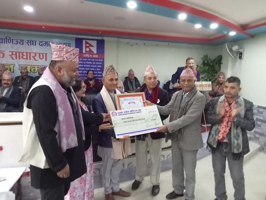 दमक उवा संघद्वारा पत्रकार लामिछाने सम्मानित