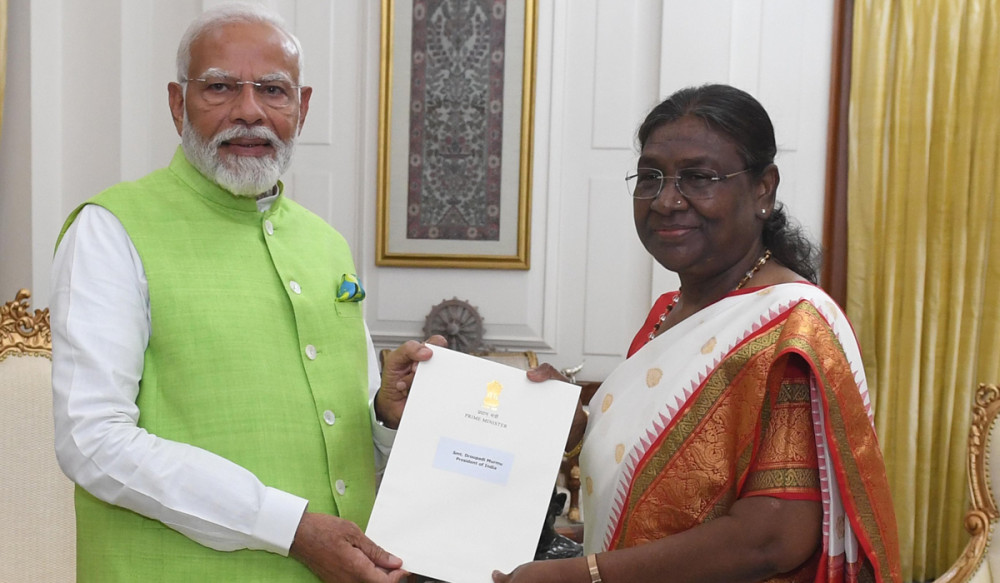 भारतीय प्रधानमन्त्री नरेन्द्र मोदीले दिए राजीनामा