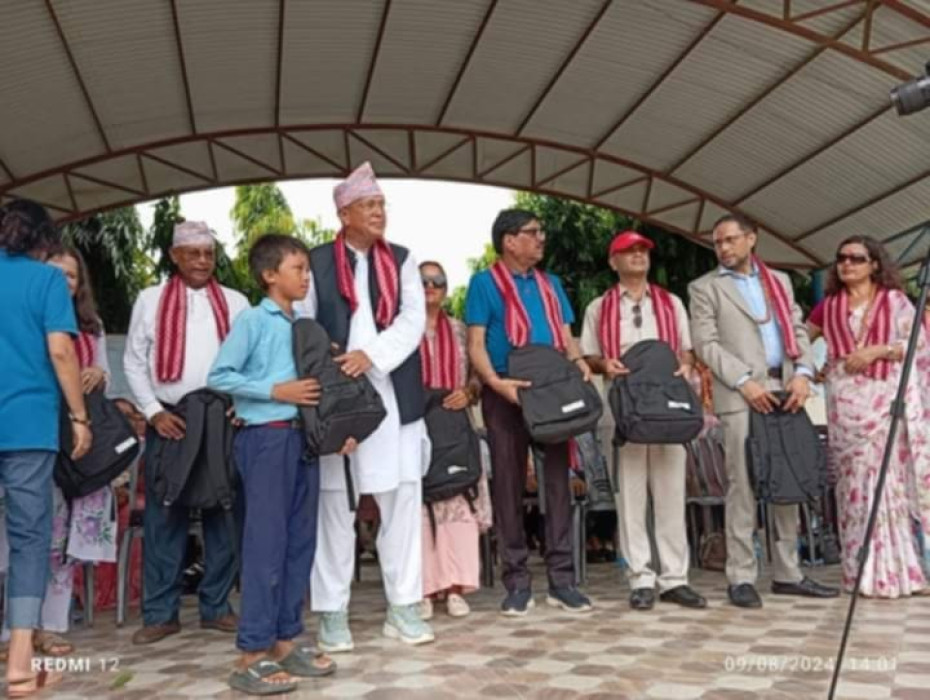 दुर्गा माविका विद्यार्थीलाई शैक्षिक सामग्री वितरण