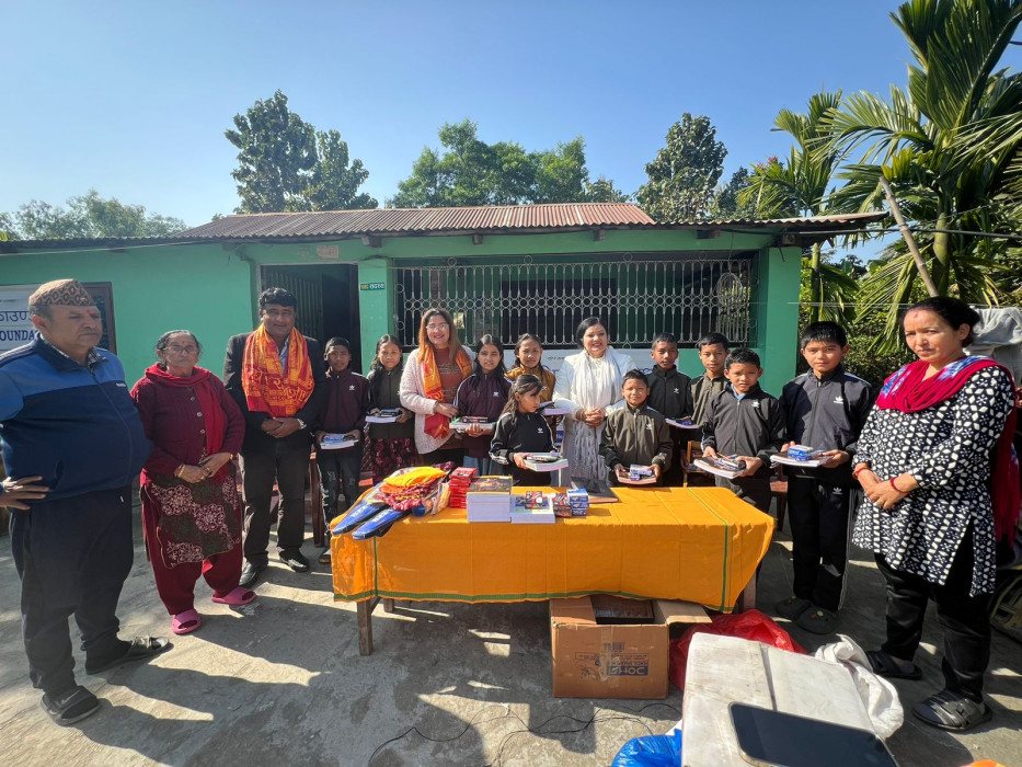 फाउन्डेसनका विद्यार्थीलाई स्टेशनरी र  खाद्यान्न सहयोग