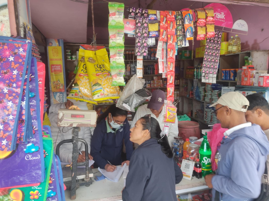 भद्रपुरमा बजार अनुगमन, म्याद गुज्रिएका सामाग्री जफत