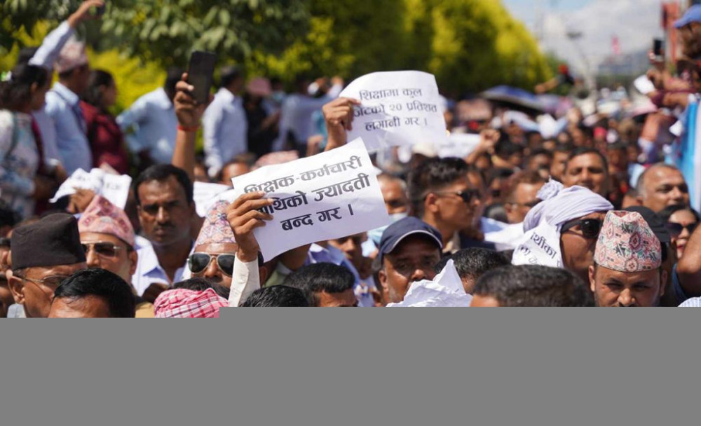बिधेयक जारी गर्न माग गर्दै देशभरका शिक्षक काठमाण्डौको सडकमा