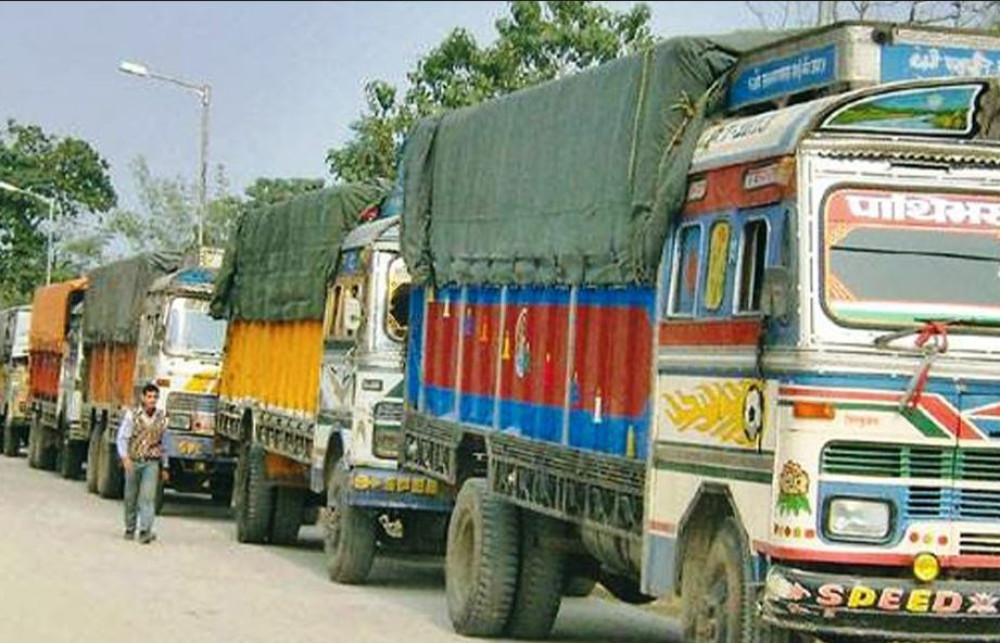 भारतीय नाकामा रोकिएका ३४ वटा ट्रक नेपाल फर्काइँदै