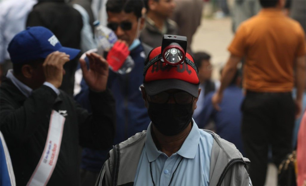 बत्ती बालेर सरकार खोज्दै काठमाण्डौको सडकमा शिक्षकहरु