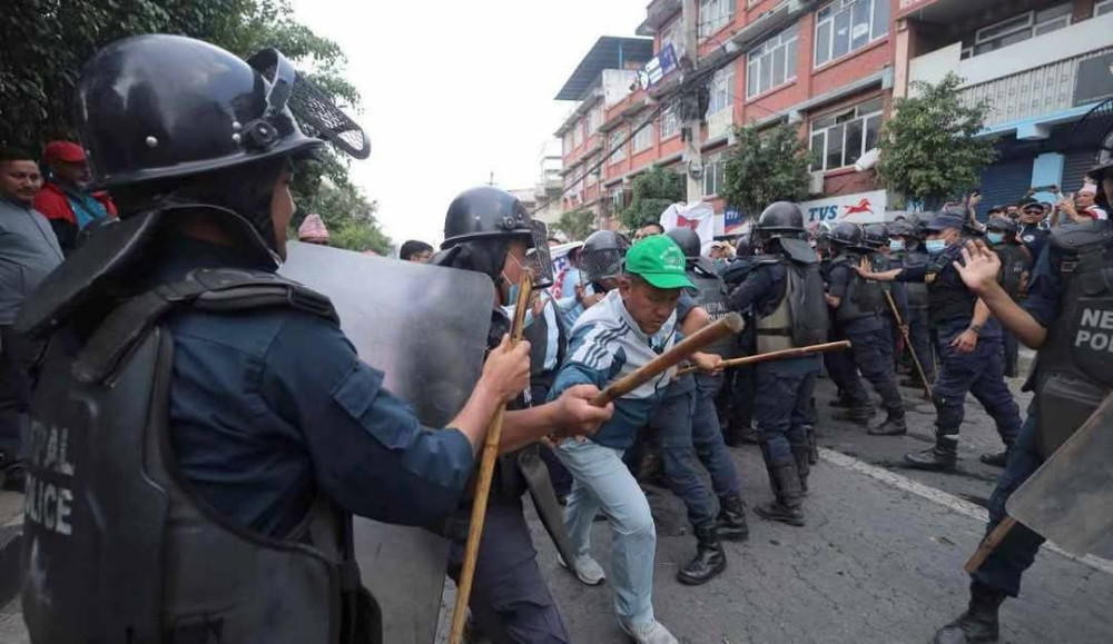 शिक्षकमाथि प्रहरी दमन, ६० शिक्षक र एक पत्रकार घाइते