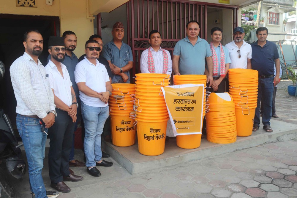 सिदार्थ बैकद्वारा बिर्तामोड उद्योग वाणिज्य संघलाई ४५ थान डस्टबिन प्रदान