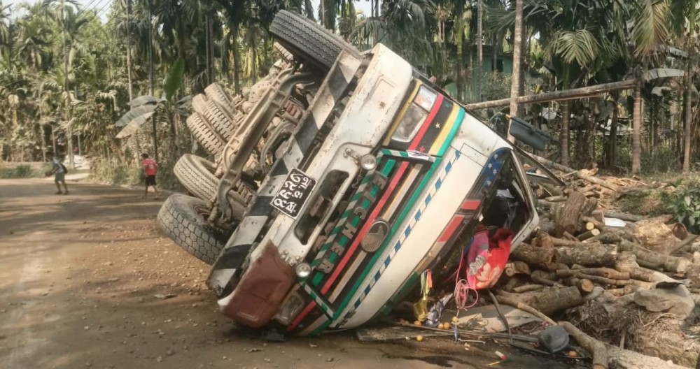गोलिया बोकेको ट्रक पल्टिँदा ४ जना घाइते