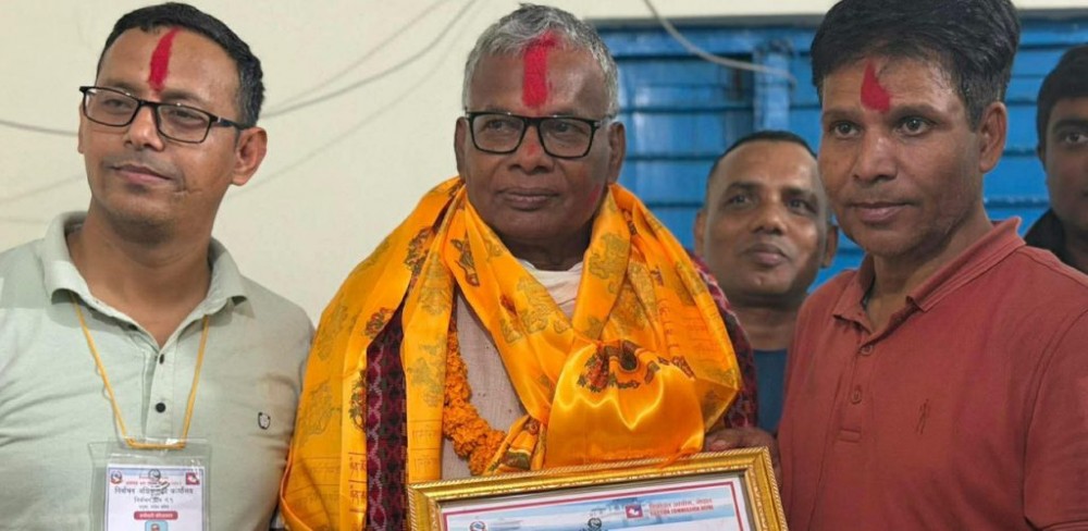 धनुषा-१ मा नेकपाका यादवले पाए विजयीको प्रमाणपत्र