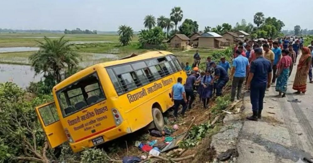 कचनकवलमा बस दुर्घटना हुँदा १४ जना घाइते