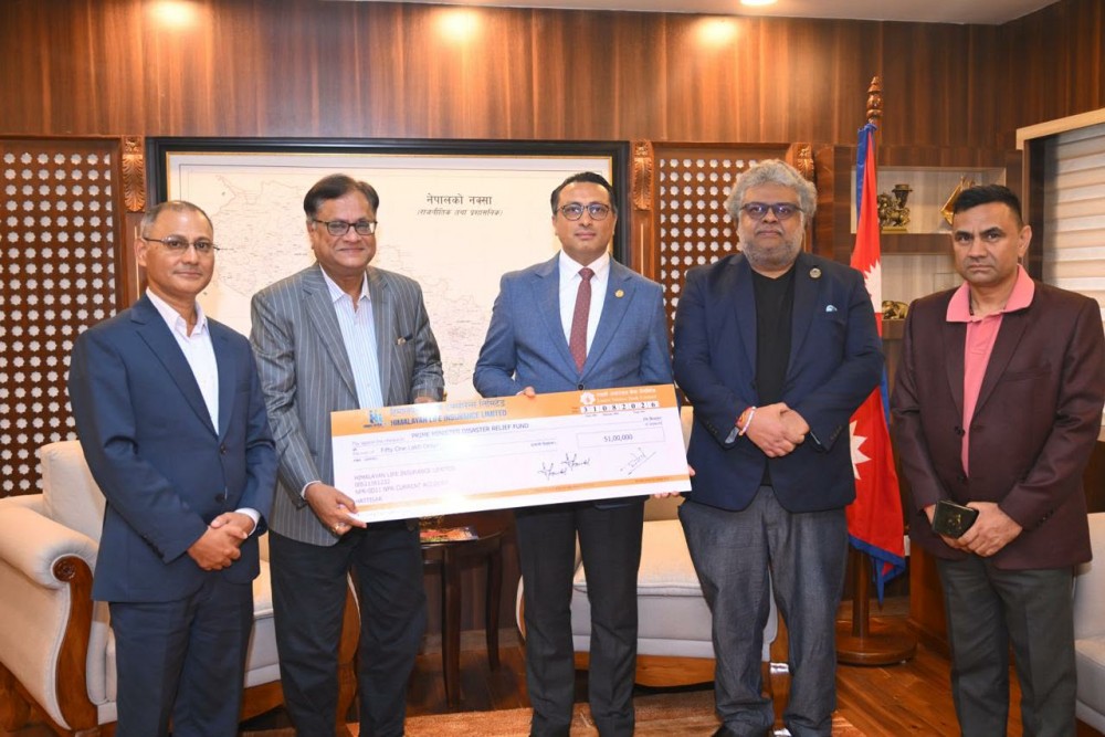 बाढी पीडितलाई हिमालयनको ५१ लाख सहयोग, अभिकर्ताहरुले पनि रकम संकलन गर्दै